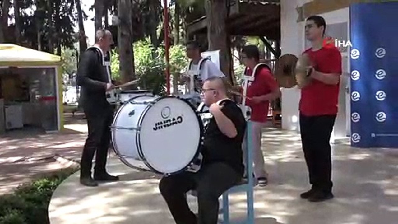 Özel çocuklardan geri dönüşüm defilesi