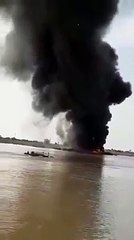 احتراق عبارة  نفط على الضفة الشرقية لنهر الفرات