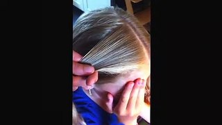 Cette maman transforme une simple natte en une nouvelle coiffure en 5 secondes