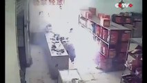 Un homme ivre met le feu à une boutique de feux d'artifices