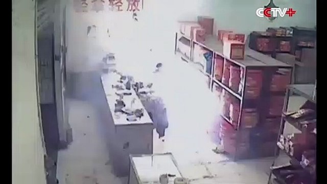 Un homme ivre met le feu à une boutique de feux d'artifices