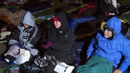 Anzaklar uyku tulumlarının içerisinde ayini bekliyor