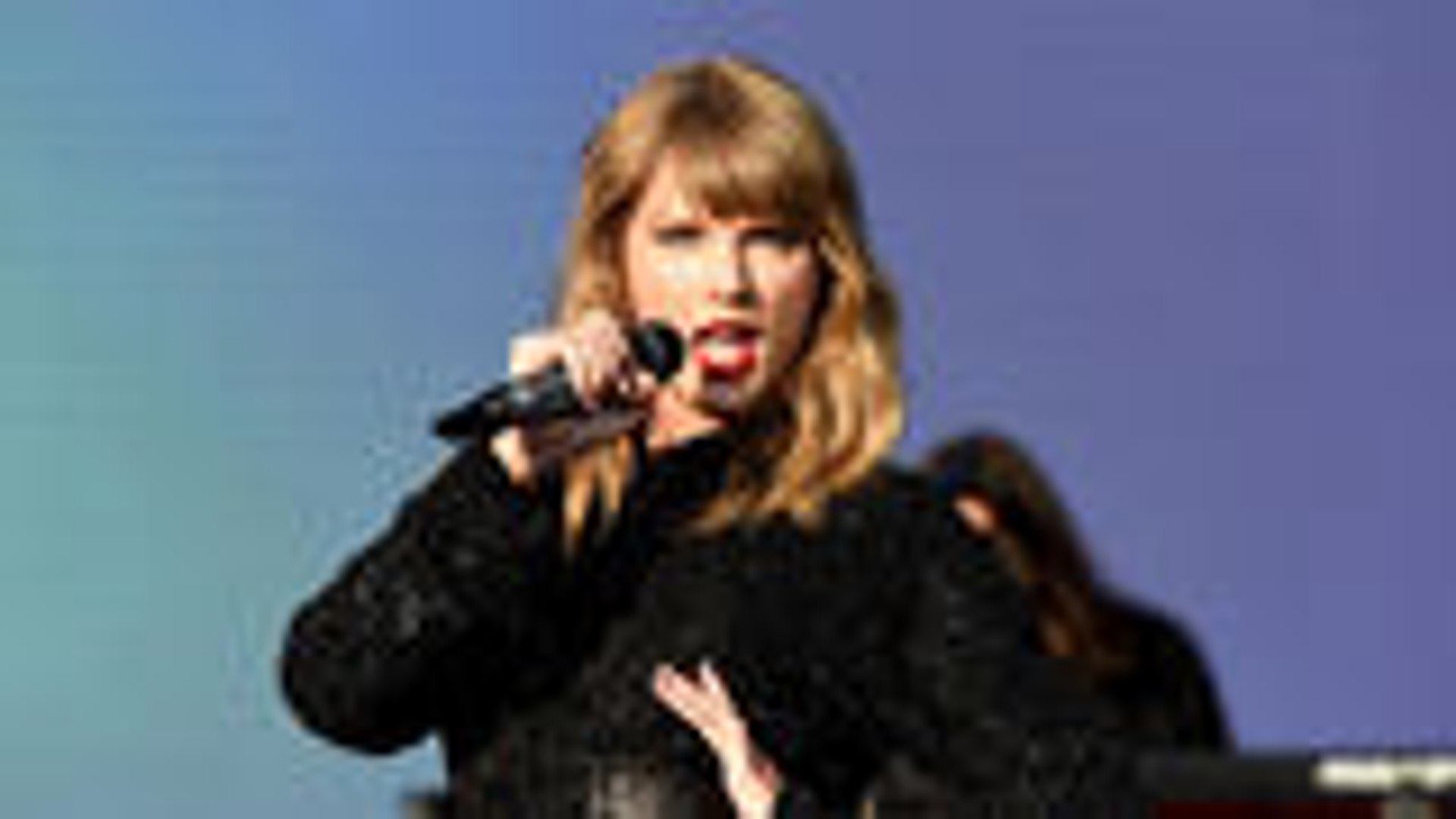 Taylor Swift Re-Enters Billboard's Social 50 Chart Thanks to Tweets | Billboard News