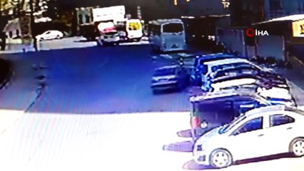 Kaza yapan sürücüden ilginç hareketler: Kimlik isteyen polise para uzattı