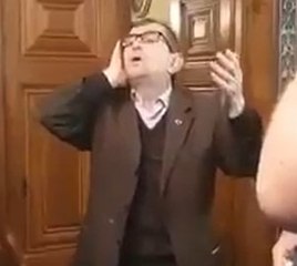 Camiye gelen turistleri, kendisine hayran bıraktı