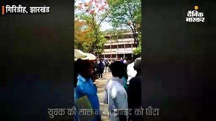 Tải video: पति ने दूसरी शादी की तो पत्नी व सास ने मिल कोर्ट परिसर में चप्पलों से पीटा