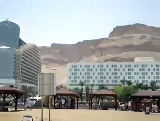 THIS IS WHAT HAPPENS IF YOU DIVE INTO THE DEAD SEA