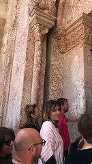 25 aprile, folla chilometrica a Castel del Monte (Andria) "in attesa dell'ingresso per il biglietto" e spunta anche un cavallo - video