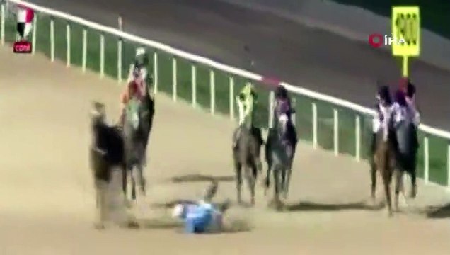 Attan düşen jokey arkadan gelen atların altında kalmaktan son anda kurtuldu