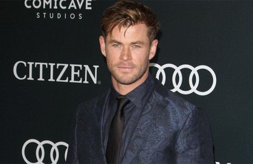Chris Hemsworth subtilise des accessoires Marvel!