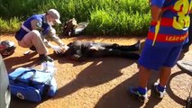 Mulher cai de moto após passar quebra-molas no Santa Cruz