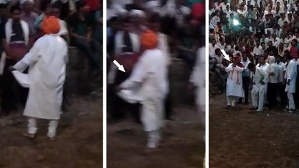 कांग्रेस प्रत्याशी झोली फैलाकर मांगता रहा वोट, भीड़ लगाती रही मोदी—मोदी के नारे, वीडियो वायरल