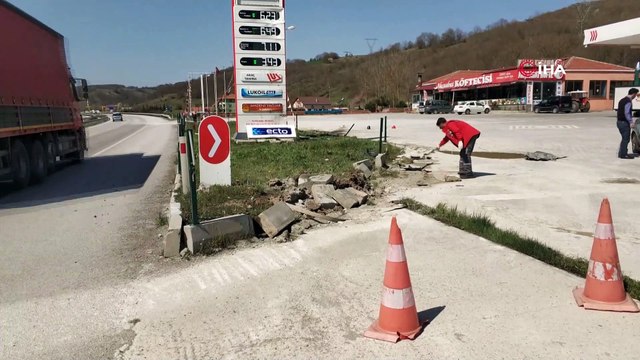 Yoldan çıkan otomobil işe gitmek için araç bekleyen inşaat işçisine çarptı. Kaza anları kameraya böyle yansıdı