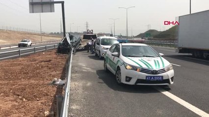 Kocaeli Otomobil Bariyerlere Ok Gibi Saplandı, Baba Öldü, Eşi ve Kızı Yaralandı