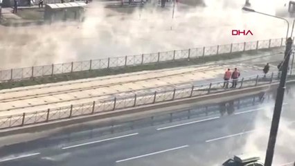 Dha Dış ? Sıcak Su Hattı Patladı, Yol Çöktü, Yolcu Otobüsündekiler Mahsur Kaldı