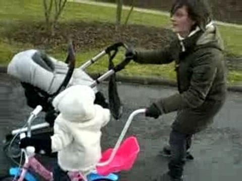 SILOE FAIT DU VELO AVEC MAMAN