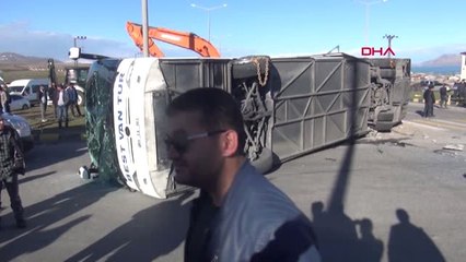 Bitlis'te Yolcu Otobüsü ile Tır Çarpıştı 34 Yaralı