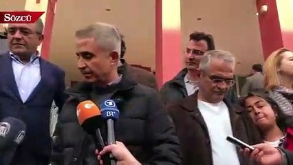 Tải video: Cumhuriyet Gazetesi çalışanları yeniden cezaevine girdi