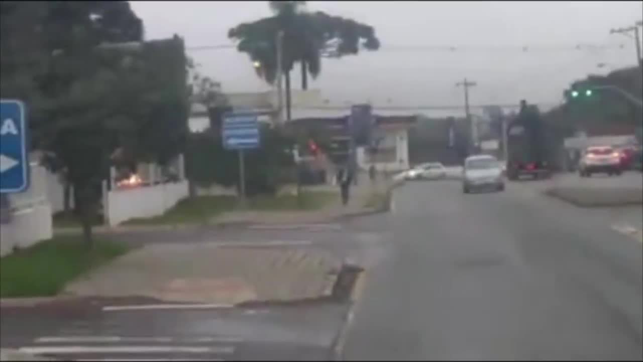 Cobrador vai buscar porta de ônibus que caiu em Curitiba