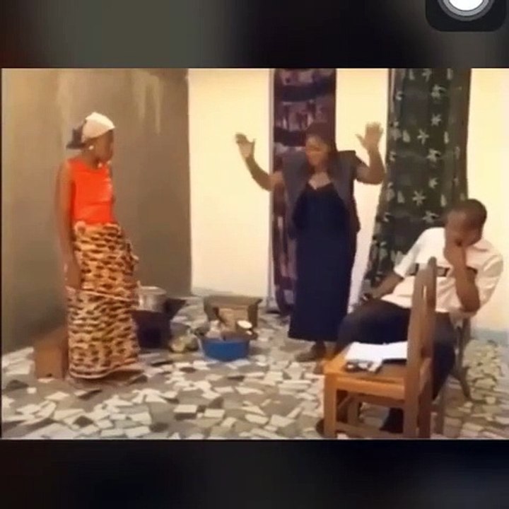 Amoin nous montre comment les premières dames marchent. Regardez !