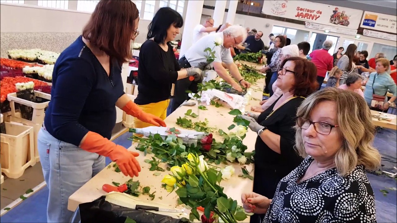 Jarny : emballage des roses par les bénévoles pour l'opération Une rose, un espoir