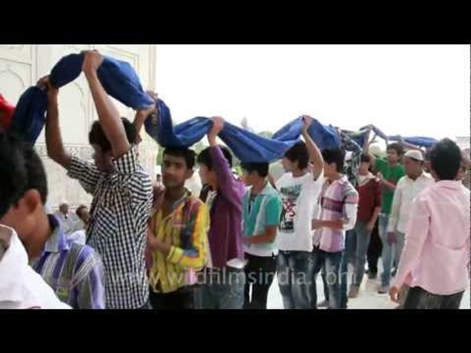 The 600 meters long 'Chadar' (sheet) through a tiny hole