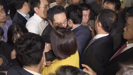 [현장영상] '인간띠'로 막고, 멱살잡이까지...이 시각 국회 / YTN