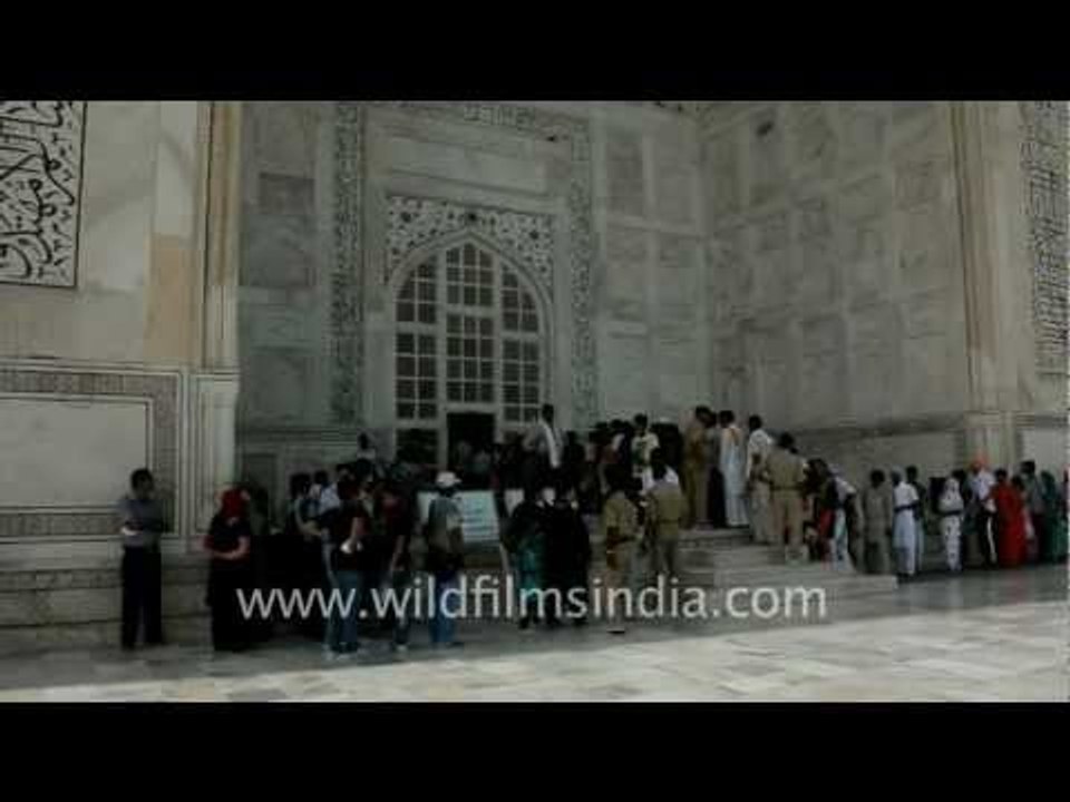 The Taj Mahal mosque stands next to the Taj!!