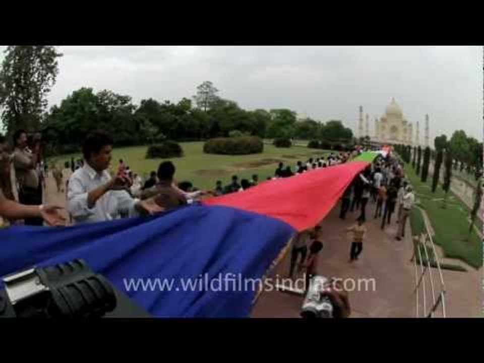 Half mile long offering to the Taj Mahal!