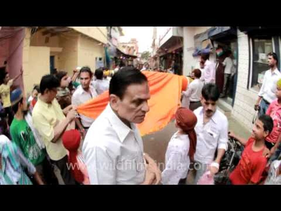 Carrying a half mile long sheet into the Taj Mahal!