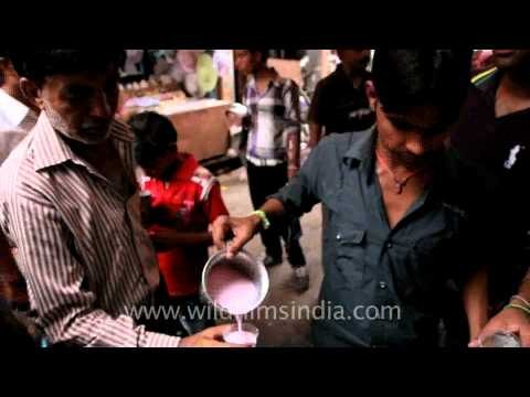 Flavoured milk to cool off the visitors of the Taj Mahal!!