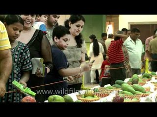 Delhi people welcome the king of fruits!