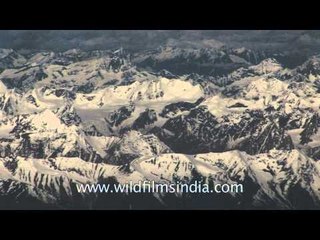 Video herunterladen: Aerial view of snow covered mountains in Ladakh