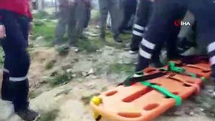 Devrilen iş makinesinin altında kalan sürücü yaralandı