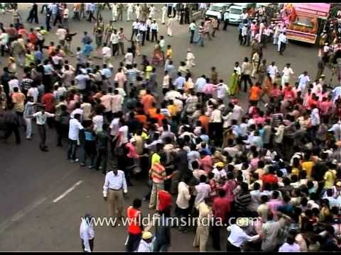 Devotees gather for a glimpse of passing Ganesha statue!