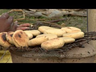 Women roasting Baati or Bafla on an earthen oven at Sonepur mela