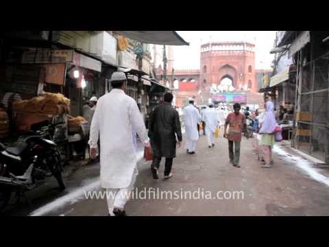 Young Muslims of India going to Jama Masjid on Eid