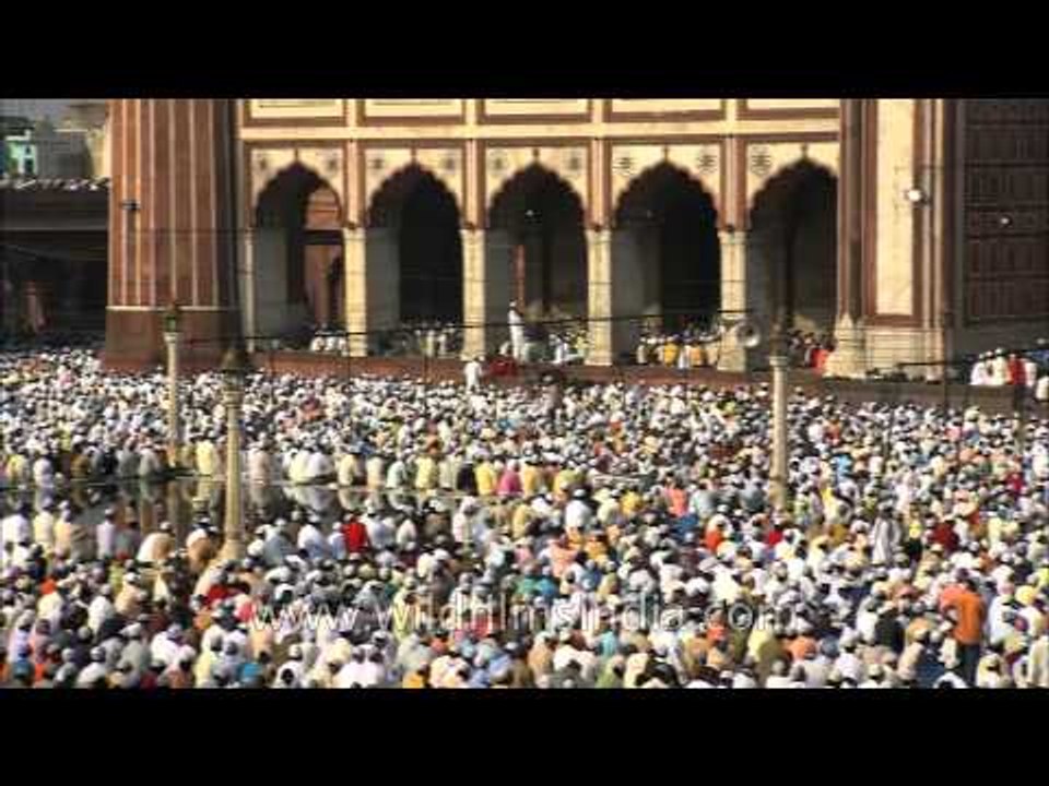 Congregation of muslims perform Namaz at Jama Masjid on Id ul fitr