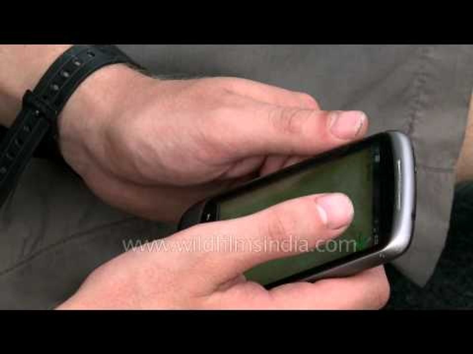 European game freak plays tetris on mobile at India-Pakistan border!