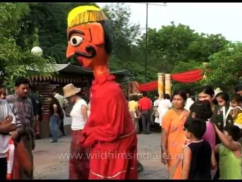 Funny Ravana effigy enthrals audience who are unaware that Dussehra approaches