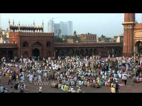 Strong from the start - Muslims start pouring in at Jama Masjid for Id ul fitr Namaz