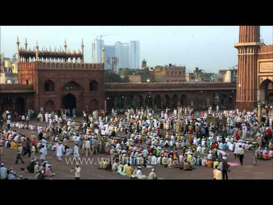 Strong from the start - Muslims start pouring in at Jama Masjid for Id ul fitr Namaz