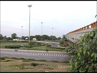 Traffic transit on the AIIMS flyover in Delhi