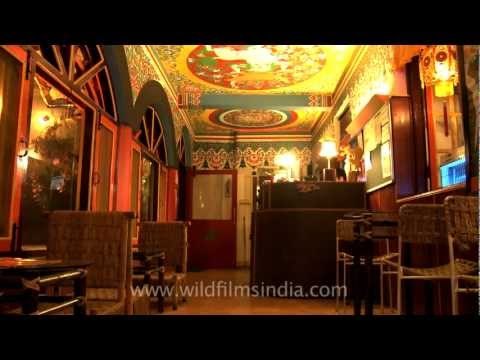 Doma's Inn : reception and cafe embellished with Burmese Buddha idol and Tibetan murals