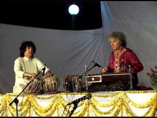 Ustaad Zakir Hussain playing Tabla