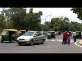 Busy traffic in-front of India gate, Delhi