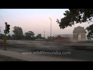 Traffic passing around India Gate in fast motion