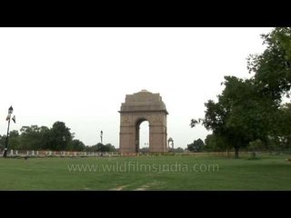 Iconic India Gate with evening buzz of traffic and people