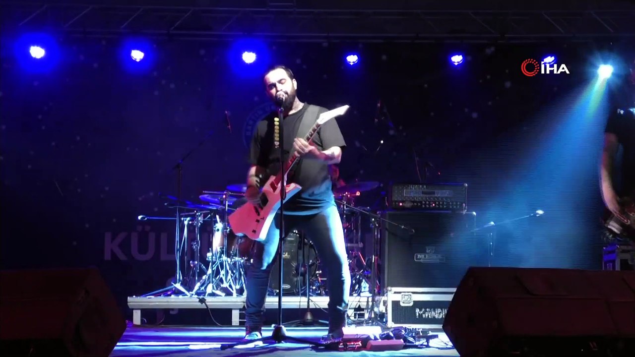 Türk rock grubu Pera öğrencileri coşturdu