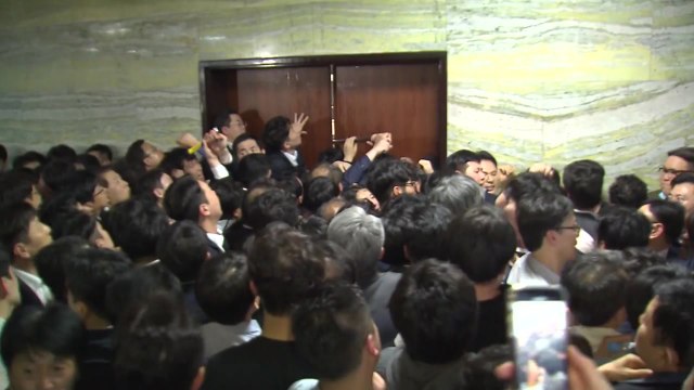패스트트랙 놓고 육탄전...'쇠 지렛대' 공방까지 / YTN